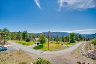 Mtn-View Getaway with Spacious Deck in Republic! - 9