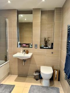 Beautiful modern 1 bedroom apart overlooking shops - 2