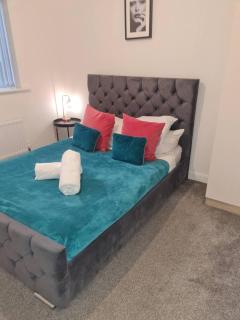 Tudors eSuites - Three Bedroom House with Garden and Driveway #24StL - 0