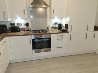 Tudors eSuites - Three Bedroom House with Garden and Driveway #24StL - 3