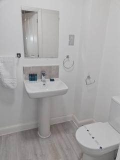 Tudors eSuites - Three Bedroom House with Garden and Driveway #24StL - 2