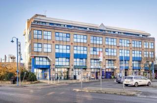 Modern 1BR Above Train to KX - 4