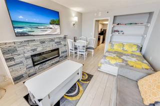 Renovated beachfront views just steps away! - Myrtle Beach - 5