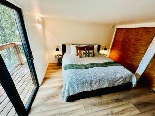 The Falls-Overlooks a waterfall-BBQ-Sleeps 4 - 6