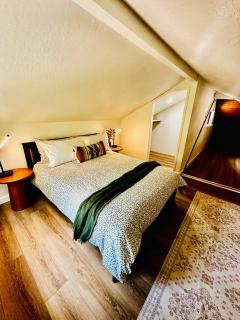 The Falls-Overlooks a waterfall-BBQ-Sleeps 4 - 5