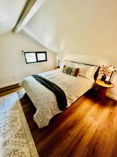 The Falls-Overlooks a waterfall-BBQ-Sleeps 4 - 4