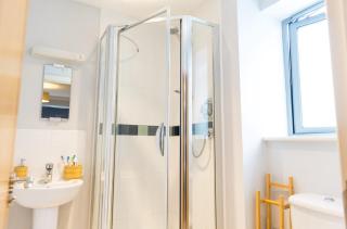Contractor-Friendly, Private Gated Parking, Fast WiFi, Sofa Bed & Netflix, 5-Min Walk to City Centre, 15-Min Walk to Train Station, Ideal for Relocators & Families - 4