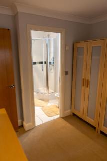 Contractor-Friendly, Private Gated Parking, Fast WiFi, Sofa Bed & Netflix, 5-Min Walk to City Centre, 15-Min Walk to Train Station, Ideal for Relocators & Families - 5