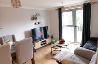 Contractor-Friendly, Private Gated Parking, Fast WiFi, Sofa Bed & Netflix, 5-Min Walk to City Centre, 15-Min Walk to Train Station, Ideal for Relocators & Families - 0
