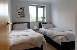 Contractor-Friendly, Private Gated Parking, Fast WiFi, Sofa Bed & Netflix, 5-Min Walk to City Centre, 15-Min Walk to Train Station, Ideal for Relocators & Families - 1