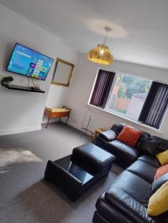 Airport and City Access Stylish 3BR with Garden Plus Parking - 8
