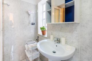 Zen Retreat with Jacuzzi, Patio & Private Garage Plus Automatic Check in 24 7 with Netflix Dazn and Disney Plus - 7