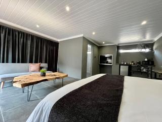 OR Tambo Guest Retreat Unit 4 - 7