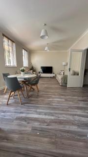 Modern 2 bed, 2 bath Apartment, Central Location - 0
