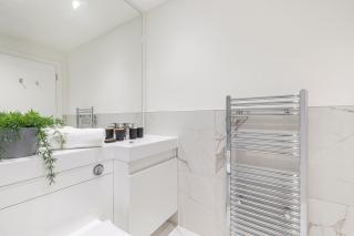 Stylish 2BR 2BA Flat in Gravesend Sleeps 4 - Gravesend - 4