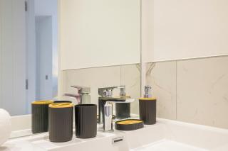 Stylish 2BR 2BA Flat in Gravesend Sleeps 4 - 2