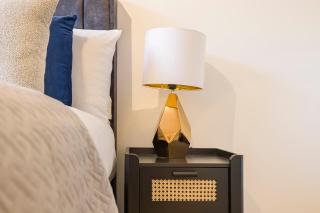 Stylish 2BR 2BA Flat in Gravesend Sleeps 4 - 1