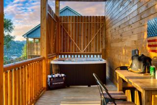 Cabin w Hot Tub Game Room Scenic Smoky Mountain Views Perfect by AvantStay - Gatlinburg - 9