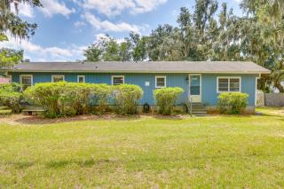 1 Mi to Sands Beach Walkable Island Home with Yard! - 7