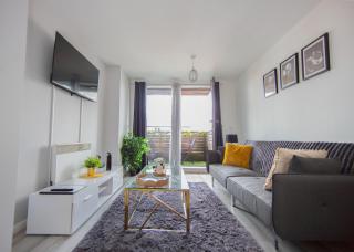 Birmingham City Centre Apartment with Balcony - 9