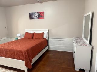 Judees Comfort 1 Charming 1 bedroom Studio walking distance to Hospital Public Transportation to New York City Airport Downtown Newark Restaurants and night life - Newark - 7