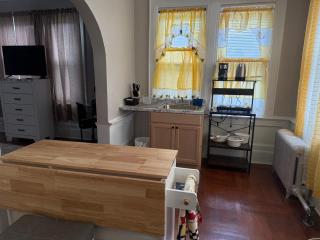 Judees Comfort 1 Charming 1 bedroom Studio walking distance to Hospital Public Transportation to New York City Airport Downtown Newark Restaurants and night life - Newark - 2