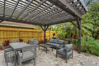 Pool House Oasis - Home for 6 - 2