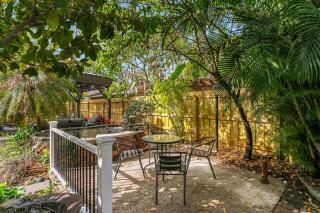 Pool House Oasis - Home for 6 - 3