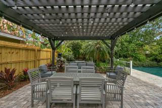 Pool House Oasis - Home for 6 - 1