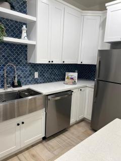 New Luxury Condo Near Beach - 9