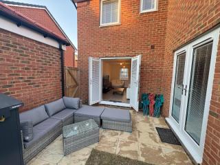 Detached 4BR House - Private Garden, Garage & Parking - Perfect for Long Stays, Families, Contractors - 1