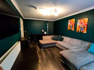 Cozy Four-Bedroom Home with Hot Tub, Garden, CONTRACTORS WELCOME - Close to Shops, Restaurants, Hospital and Park - 7