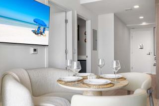 Chic Miami Retreat Stylish 2BR Gem for 5 - 3