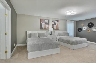 Spacious Family Friendly Royal Residence - 3