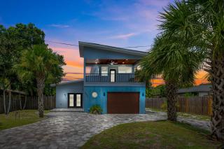 Sleeps 8 Pool Dog Friendly 6 Miles to Beach - 0