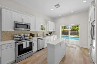 Sleeps 8 Pool Dog Friendly 6 Miles to Beach - 5