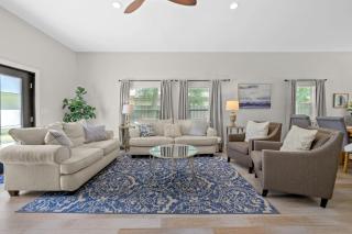 Sleeps 8 Pool Dog Friendly 6 Miles to Beach - 1