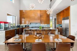 Luxury 4BR Hilltop Retreat Scenic Views - 1