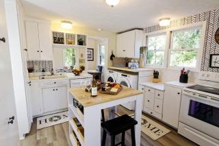 Stylish Lake Hs w/ hot tub: Walk to Blk Mtn Shops - 5