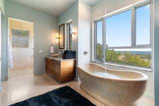 Luxury 7BR Hill Country Gem Hot Tub & Barndominium - 7