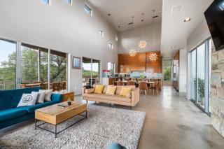 Luxury 7BR Hill Country Gem with Barndominium - 1