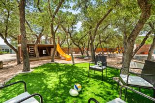 Luxury 7BR Hill Country Gem with Barndominium - 4