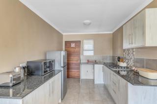 Airville Luxury Apartments, 7min Drive to Cresta Mall - 7