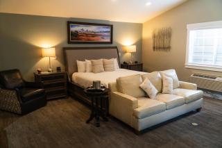 Huff House Inn and Cabins - 1