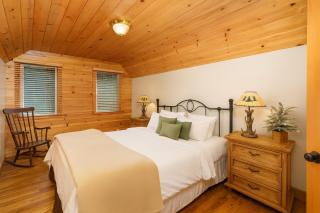 Cozy Cabin with Large Backyard Near Lake, Village and Snow Summit - 9