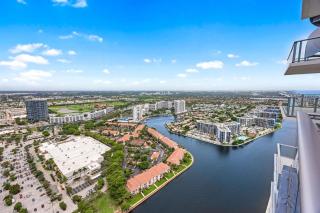 42nd Floor Penthouse with Pools and Free Parking - 7