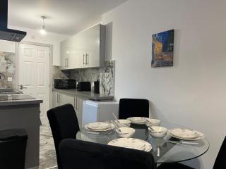 Modern Apartment near Etihad Stadium & C o-op Live - 4
