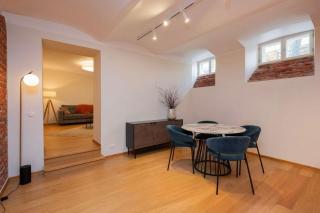 Spacious Heart of the City Apartment - 8