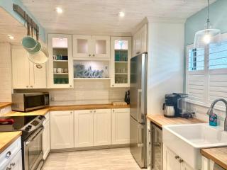 51 Stones Throw Villa Walk To Beach Pool - 7