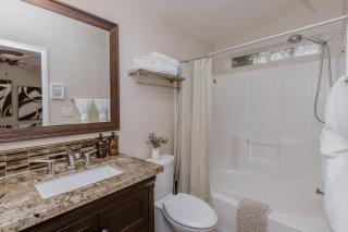 Large, centrally located, 10 min walk to slopes - 2